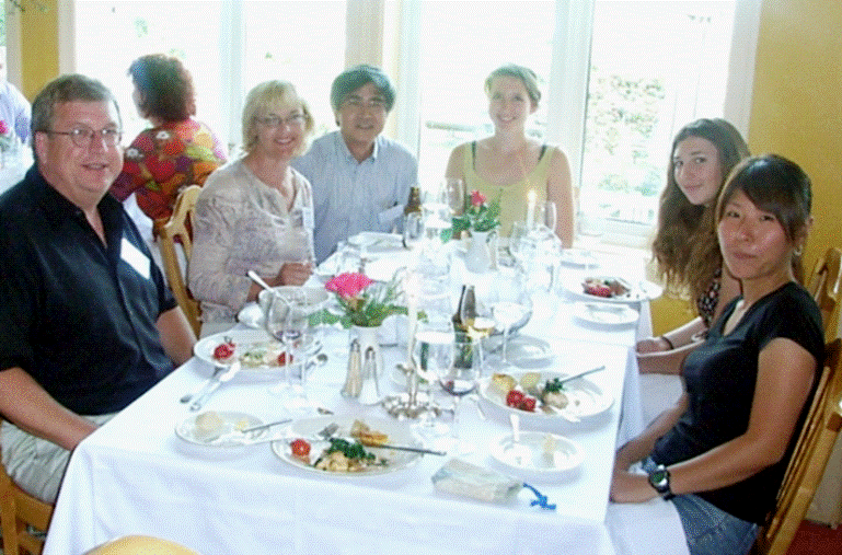 Eric Fossum, Susan Fossum, Junichi Nakamura, Kirsten Fossum, Ryanna Fossum, Yukiko Nakamura Illustrating the high dynamic range (HDR) problem with consumer cameras.